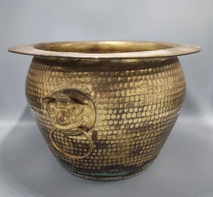 Soporte para plantas grande de latón con motivo asiático con fuerte oxidación alrededor de la base/áspero - Imagen 1 de 15