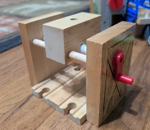 Thomas & seine Freunde Sodor Cargo Crane Base Vintage 2001 Holzeisenbahn Ziel - Bild 1 von 7