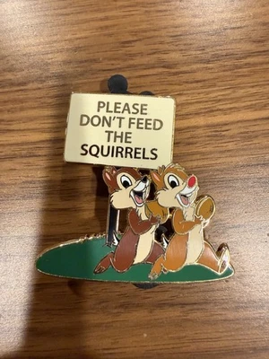 Lote de prendedor misterioso The Walt Disney Studio Cast Employee Center Chip & Dale Sign Foto 1 de 2