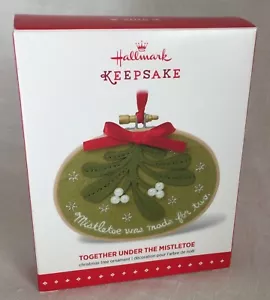 Hallmark Keepsake Together Under the Mistletoe fieltro adorno de Navidad NUEVO - Imagen 1 de 3