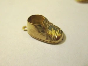 4 Vintage Messing detailliert Baby Schuh Charm entzückendes Kind BBC - Bild 1 von 1