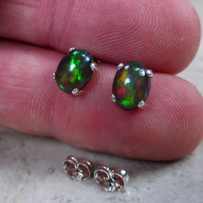 Aretes de ópalo de fuego negro natural de 2 quilates con acabado de oro amarillo de 14 quilates Foto 1 de 4