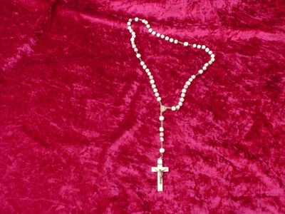 Konvolut kath. Kirche Rosenkränze Amulette Sterbebild Papst Firmung usw. - Bild 1 von 4