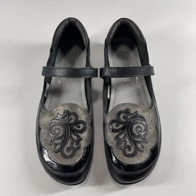 Naot Motu Jet Negro/Gris Brillo/Negro Arrugado Patente Talla 41/US 10 Mary Jane Foto 1 de 4