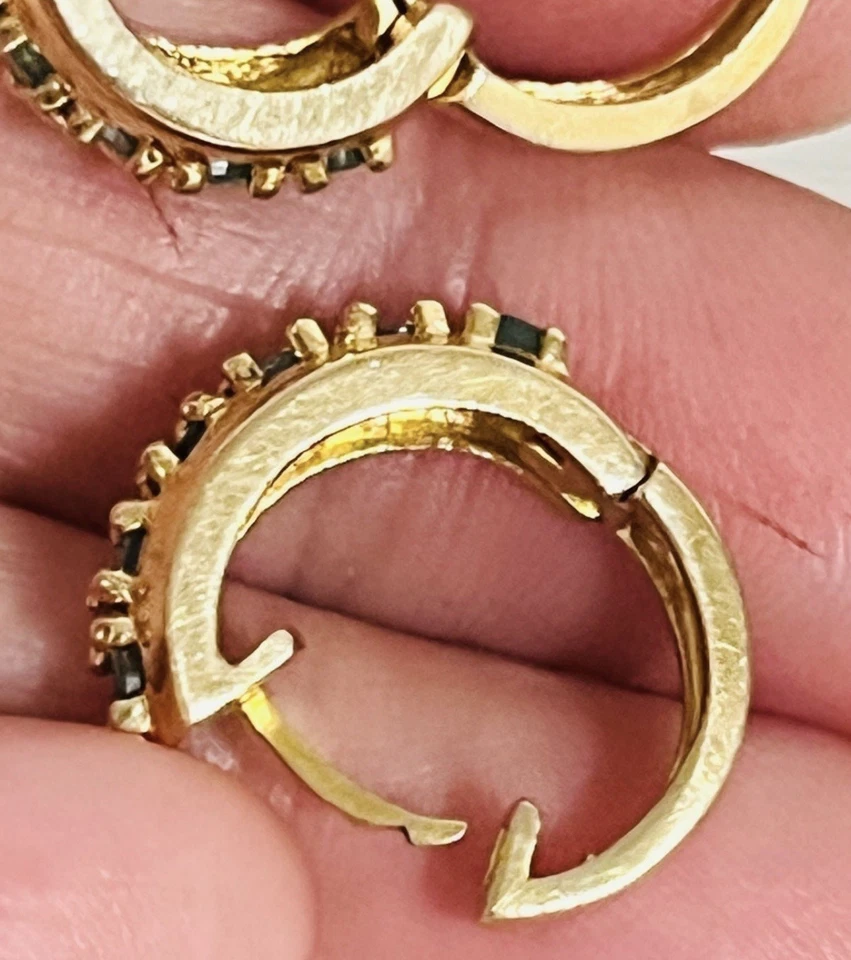 Pendientes de aro Huggie de esmeralda de plata de ley Vermeil de oro de 18 quilates Ross Simons Foto 1 de 4