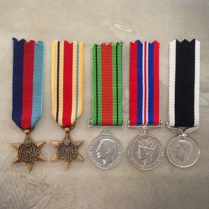 1939 - 45 STAR, AFRICA STAR, DEFENCE, WAR + NZ WAR SERVICE MEDAL SET | ANTIQUE - Picture 1 of 2