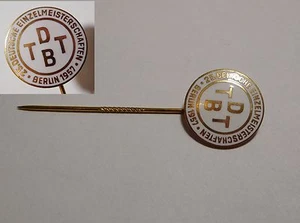Epingle à cravate ancienne - compétition sportive Berlin 1957 - Foto 1 di 1