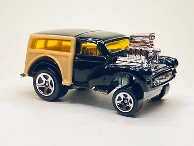 Loose 2001 Hot Wheels Morris Wagon "2001 First Editions Series" - Image 1 of 4