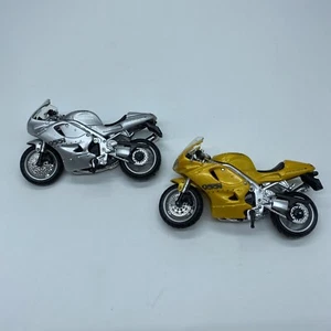 2 MAISTO 1/18 TRIUMPH DAYTONA 955i Bike Motorcycle Diecast Toys Silver & Gold - Picture 1 of 9