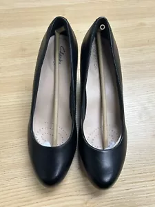 Clarks Women's Size 8 Wide Adriel Viola Dress Pump Black Leather Excellent Used - Picture 1 of 5