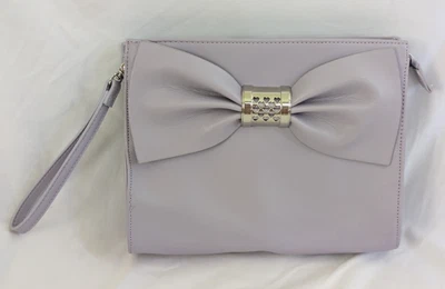 Cartera sin asas con lazo púrpura lavanda Betsy Johnson Foto 1 de 4