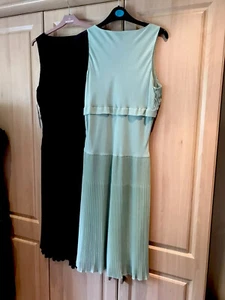 Brandneu mit Etikett zwei Plissee-Kleider - eines schwarz & eines hellgrün von Boutique - UK 16 - Bild 1 von 6