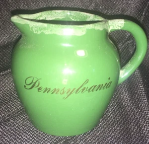 PEQUEÑA CREMA/JARRA DE CERÁMICA VERDE JASPEADA HECHA A MANO DE 2,5” - PCA Pennsylvania - Imagen 1 de 6