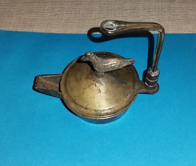 Ancienne petite lampe à huile  en laiton décor oiseau. Année 1920 - Photo 1/4