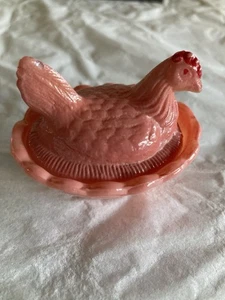 Markierte Westmoreland Henne auf Nest Salzkeller rosa bemalt Milchglas Huhn Exc - Bild 1 von 10