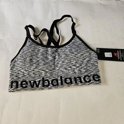 Sujetador deportivo New Balance estilo R000401 grande logotipo de impacto medio blanco y negro Foto 1 de 4