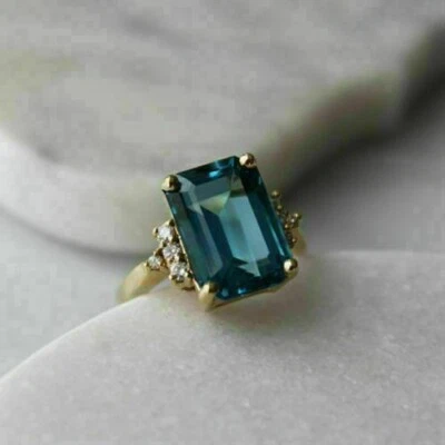 Anillo de diamantes con topacio azul creado en laboratorio talla esmeralda de 3,00 quilates enchapado en oro amarillo de 14 quilates Foto 1 de 3