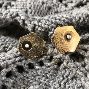 Manschettenknopf gebürstet goldfarben Sechseck mit kleinem Edelstein MCM Vintage Herren Accessoires - Bild 1 von 9