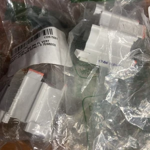 Leviton 26725-203 CFL Lampholder 2-Pin G24d-3 Base 26W 32W Bottom 2ct - Picture 1 of 6