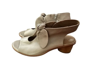 Bernardo Lizzie 11 Nubuck Leather Bow Ankle Strap Chunky Heels Sandals Shoes EUC - Picture 1 of 15