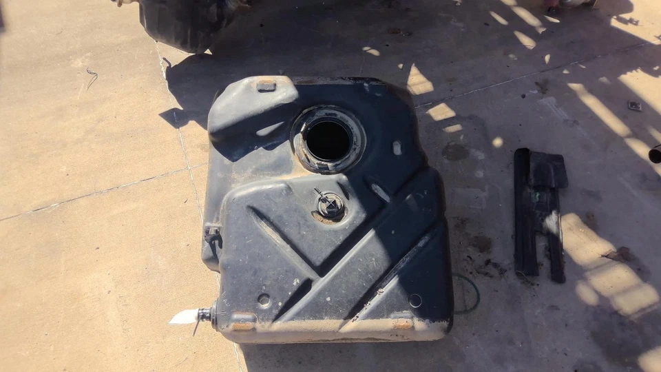 Used Fuel Tank fits: 2013 Gmc Sierra 3500 pickup Chassis Cab without box gasolin Foto 1 de 4