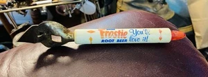 Apribottiglie/lattine pubblicitario birra Frostie Root VINTAGE antico - Foto 1 di 2