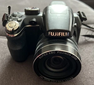 Fujifilm FinePix S4200 Digitalkamera – 14MP – 24x Zoom - Bild 1 von 3