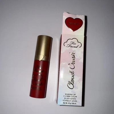 Too Faced Cloud Crush Labios y Mejillas Batidos Color Terciopelo Rojo Foto 1 de 4