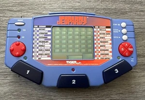 Tiger Electronics Jeopardy 1995 portátil vintage no probado sin cartucho - Imagen 1 de 3