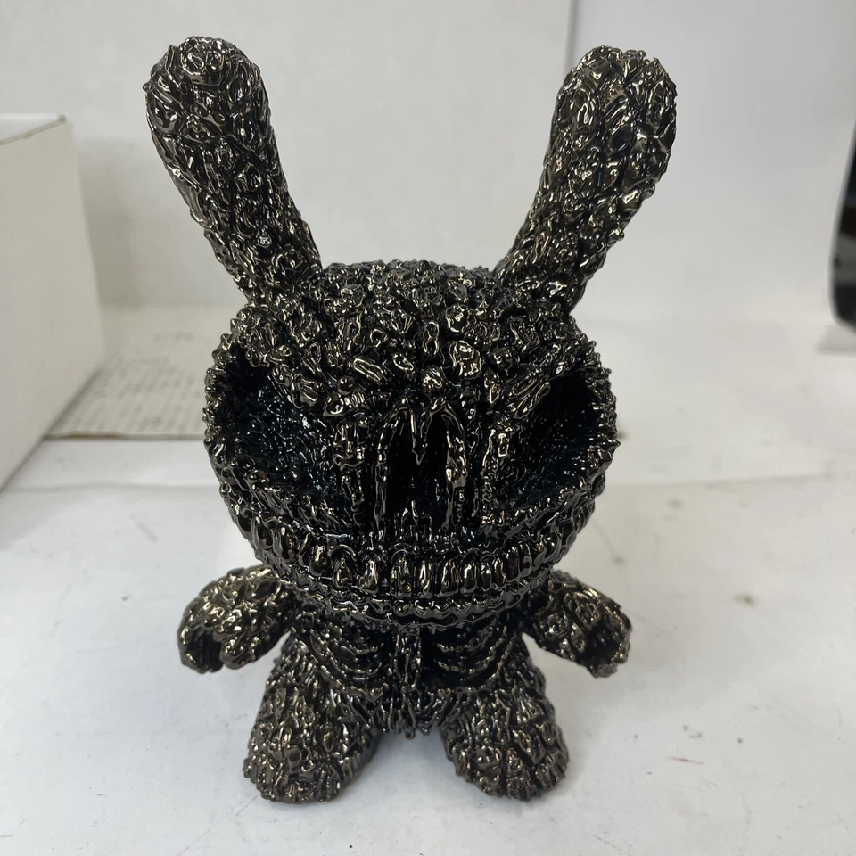 Black Chrome Death Dunny #9/20 de American Gross - AP Kidrobot Foto 1 de 4