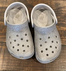 Crocs KLEINKIND MÄDCHEN Silber Glitzer Bling Clogs Pantoletten Größe C10 - Bild 1 von 5