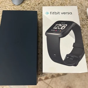 Fitbit - Versa Fitness Smartwatch - Schwarz OPEN BOX - Bild 1 von 5