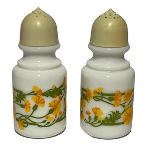 VINTAGE SALZ & PFEFFERSTREUER WEISSES MILCHGLAS MIT ORANGE/GELBEN BLUMEN - Bild 1 von 5