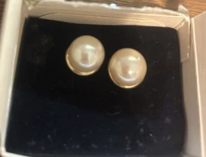Vintage Avon Classic Baroque Faux Creamy Pearl Earrings. Pierced. In gold tone. - Picture 1 of 4