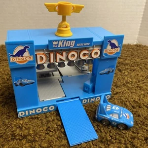 DINOCO GARAGE PLAYSET PIXAR CARS MINI AVVENTURE IL RE DISDISNEY M6004 OTTIME CONDIZIONI - Foto 1 di 12