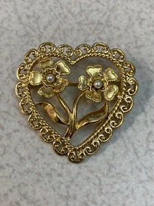 Vintage Avon Brooch Pin ~ Flower Heart Pearl GoldTone Brooch Pin - Picture 1 of 5