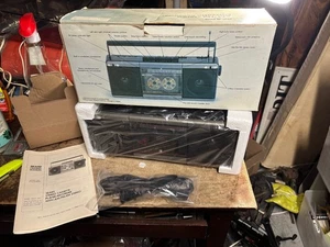 Vintage Sears 57 21010 AM/FM stereo registratore a cassette radio boombox inutilizzato anni 80 - Foto 1 di 5