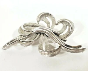"Broche Trifari/Pin Vintage Tono Plateado/Remolino - Ondas Texturizado y Suave 2""" - Imagen 1 de 4