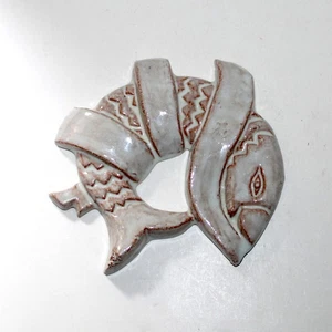 Mercer Moravian Art Tile Fish 1993 PA gris claro 5,5" figura decorativa de colección - Imagen 1 de 8