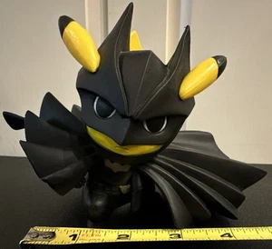 Figura Vinilo Pokémon Pikachu Batman DC Comics - Imagen 1 de 7
