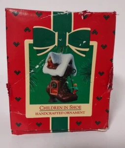 🎄 NOS VINTAGE 1985 HALLMARK KEEPSAKE HANDCRAFTED ORNAMENT CHILDREN IN SHOE NIB - Imagen 1 de 8