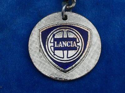 JOLI Nice RARE TOP ! PORTE-CLES OLDTIMER Key ring - LANCIA - LOGO 1974 - Photo 1/3