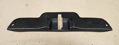 1999-2004 Ford Mustang багажник защелка отделка ободок, F4ZB-6342624 - Изображение 1 из 4