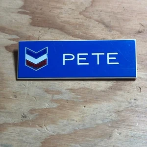 Vintage Chevron Tankstelle Namensschild Pin PETE - Bild 1 von 2