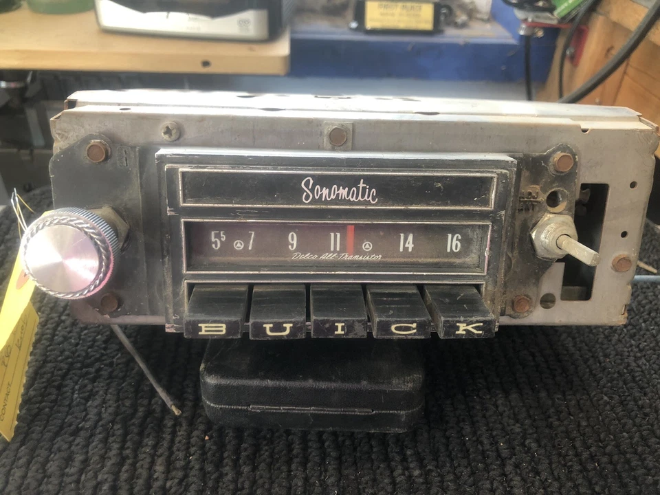 Buick Lesabre 1963, Wildcat, Electra Am radio pulsador con una perilla Foto 1 de 4