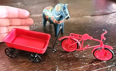 娃娃屋微型红车金属小型自行车和玩具木马 — 第 1/4 张图片