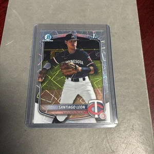 2025 Bowman Chrome Santiago Leon Laser Refractor #BCP-247 Twins 1st Bowman - Bild 1 von 2