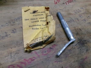 NOS LVP-403-L  1953-1957 Studebaker 2Dr & 4DR LF Vent Lower Frame Pivot - Bild 1 von 2