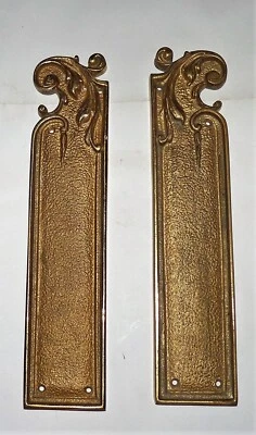 LOT DE 2 BELLES PLAQUES DE PROPRETE EN LAITON CISELEES TBE - Photo 1/3