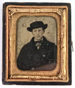 Antico 1/9° piatto ambrotipo mezza custodia bel giovane uomo vittoriano cappello moda - Foto 1 di 3